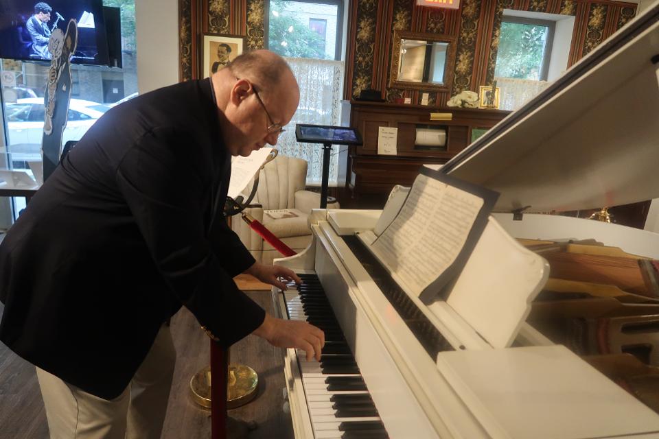 Loren Schoenberg, ancienne saxophoniste, pianiste, éducatrice, historienne, directrice fondatrice et chercheuse principale du National Jazz Museum de Harlem joue le piano de Duke Ellington.