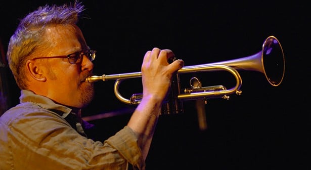 Le trompettiste Russ Johnson danse le long d'une ligne fine | Fonction de musique