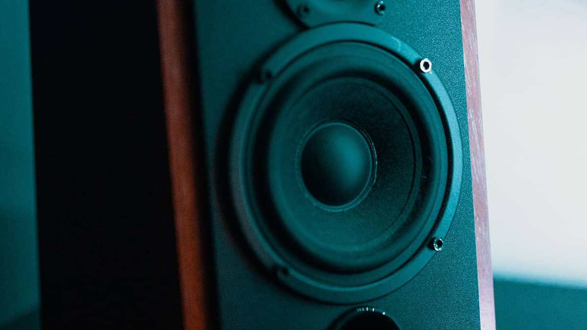 Comment choisir entre filaire, Bluetooth ou Wifi pour la configuration de vos enceintes domestiques