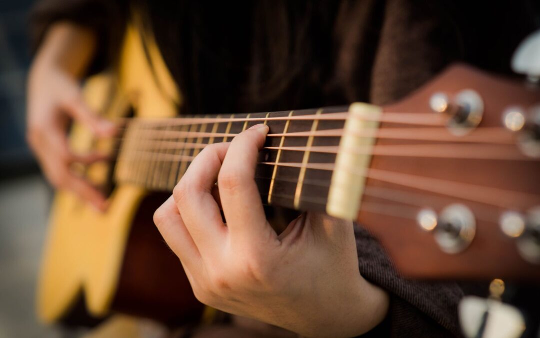 Guitare débutante: comment jouer de la guitare fingerstyle