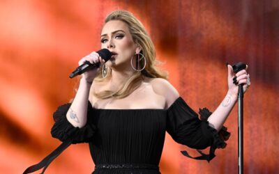 Adele invite deux fans à assister au spectacle sur le côté de la scène dans le cadre des célébrations de la Fierté