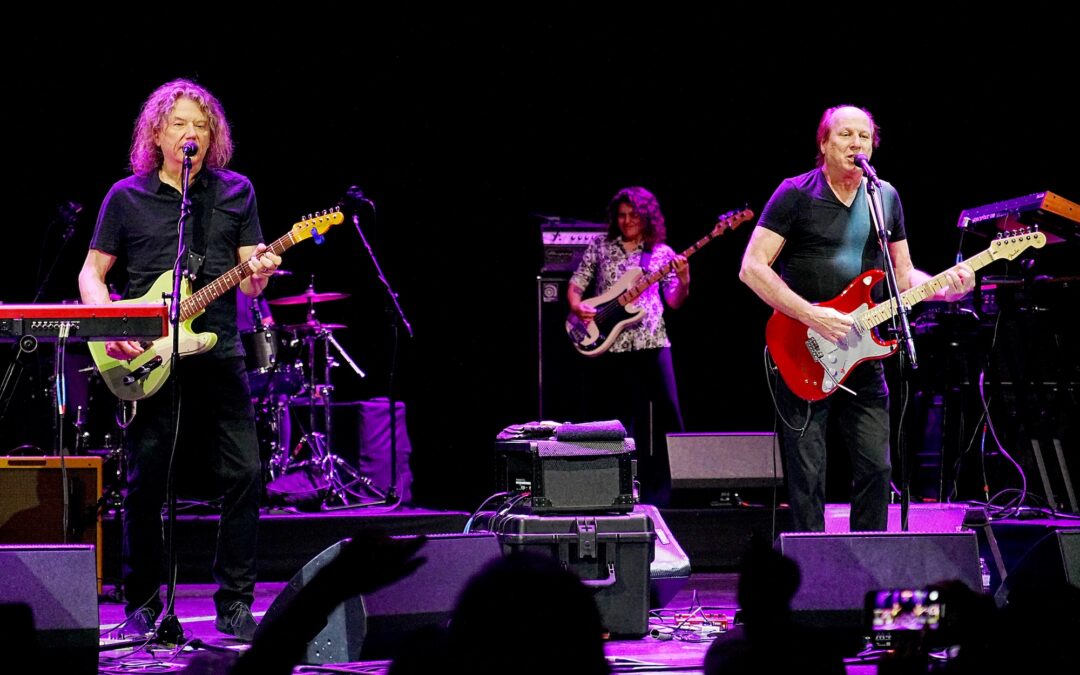 Jerry Harrison et Adrian Belew des Talking Heads annoncent la tournée nord-américaine 2023 de « Remain In Light »
